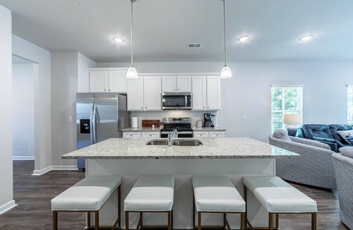 Eatonton House | Crane Lane Luxe Retreat Modern 3BR Townhome Pool & Day Dock Access
