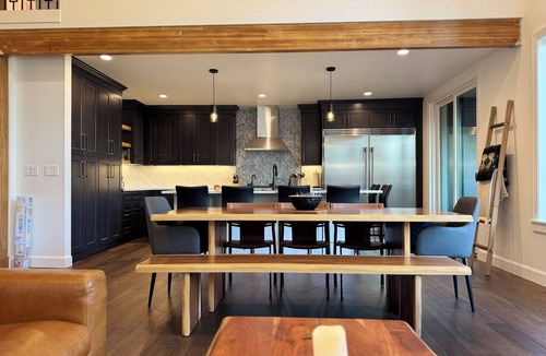 Hyak Cabin | Custom cabin with attached condo at Snoqualmie Pass - sleeps 20