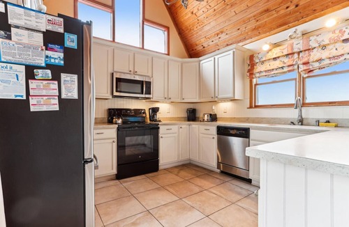 Tuckahoe House | D130 - Shannon is a semi-oceanfront house with 4 BR, 3 BA and ocean views!