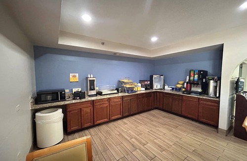 Stockbridge Hotel | Days Inn & Suites by Wyndham Stockbridge South Atlanta