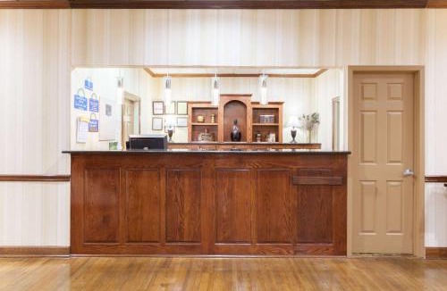 Northlake Hotel | Days Inn & Suites by Wyndham Tucker/Northlake