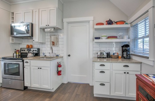 Seabrook House | Deck View + Sunset, Steps to Town & Parks, Games