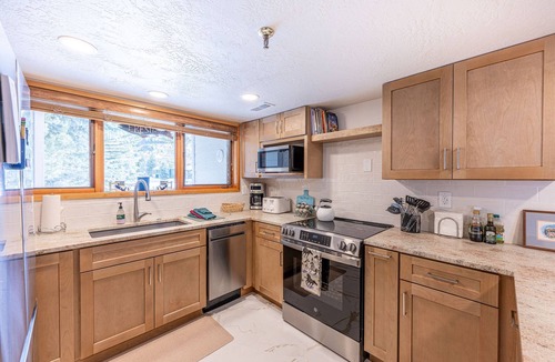 Deer Valley Condo | Deer Valley Vacation Home - Fawngrove Lakeside with Private Hot Tub, Free Shuttle, 2 Mins to Skiing