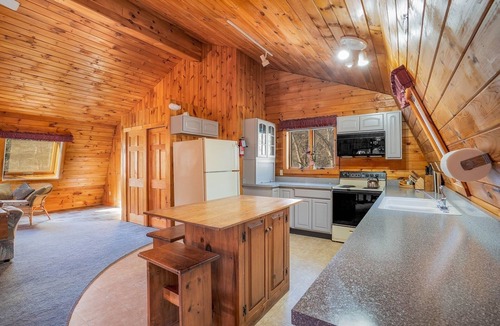 Johnsonville Apartment | Delightful 2-bedroom apartment on mountain estate along the Battenkill River