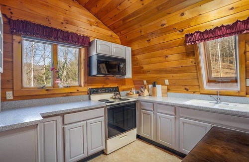 Johnsonville Apartment | Delightful 2-bedroom apartment on mountain estate along the Battenkill River