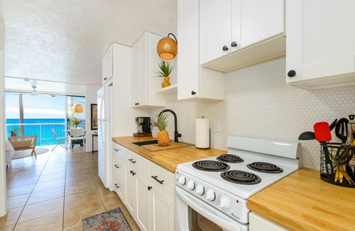 Kahaluu Bay Condo | DIRECT OCEANFRONT SUNSETScrashing waves!Newly remodeled! AUG specials inquire!