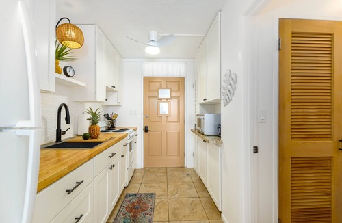 Kahaluu Bay Condo | DIRECT OCEANFRONT SUNSETScrashing waves!Newly remodeled! AUG specials inquire!