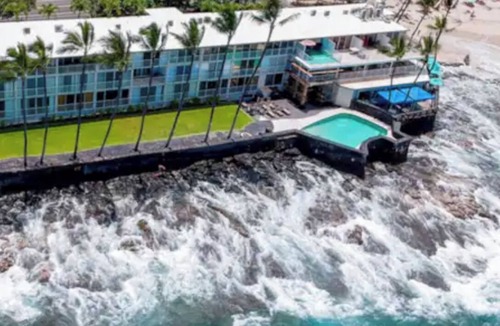Kahaluu Bay Condo | DIRECT OCEANFRONT SUNSETScrashing waves!Newly remodeled! AUG specials inquire!