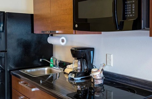 Kalispell Hotel | Discover Comfort: Room with Full Kitchen Near Glacier Park! Free Parking
