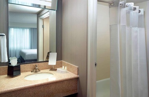Home Park Hotel | Discover Georgia Aquarium! 2 Spacious Units, Seasonal Outdoor Pool, Pets Allowed