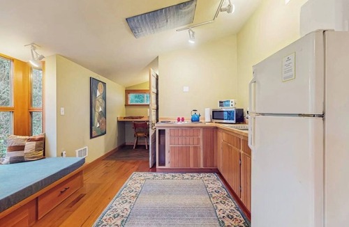 Eastsound Apartment | Dog Friendly Studio with Kitchenette, WiFi, Yard and Fire Pit near Eastsound Beach