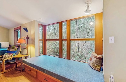 Eastsound Apartment | Dog Friendly Studio with Kitchenette, WiFi, Yard and Fire Pit near Eastsound Beach