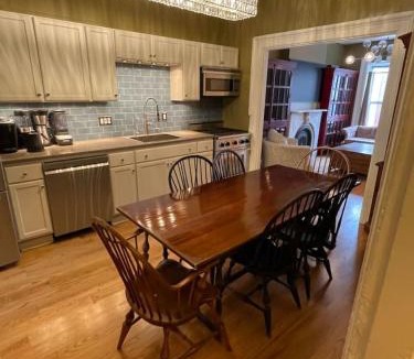 Albany House | Downtown 3BR duplex full kitchen parking off i-787