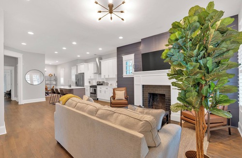 West End House | Downtown Private House 3 BR 2 BA, King & Queen Beds, Large Yard & Pet Friendly