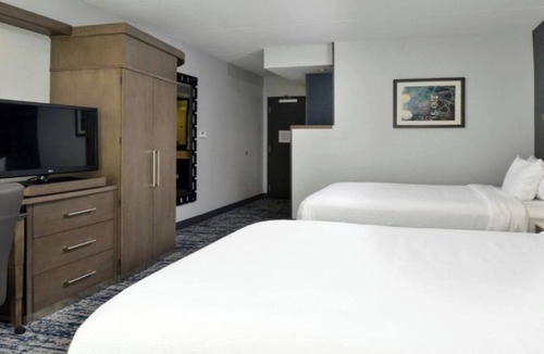Downtown Wilmington Hotel | Downtown Wilmington Stay with Outdoor Pool Near Museums and Riverwalks