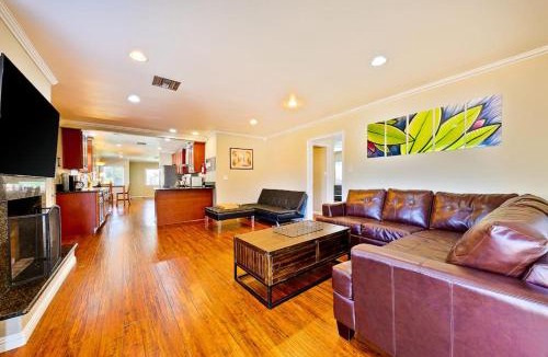 Anaheim Colony Historic District House | Dream Getaway