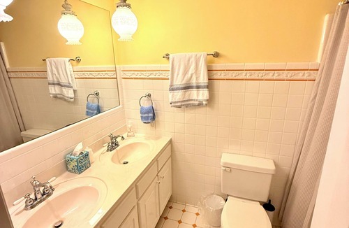 Dublin Bed & Breakfast | Dublin Farm - Stay in comfort at this beautiful 6-bedroom bed breakfast 1 Q Bed