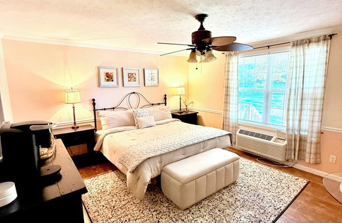 Dublin Bed & Breakfast | Dublin Farm - Stay in comfort at this beautiful 6-bedroom bed breakfast 1 T bed