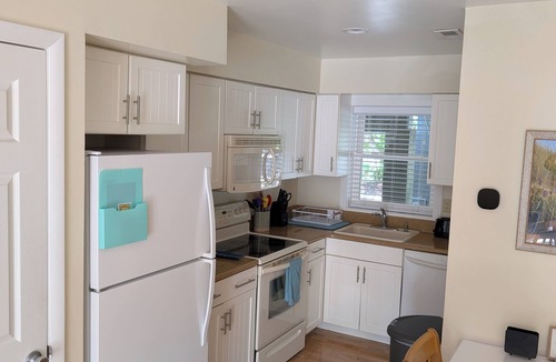 Country Club Estates House | "Dune Blossom" Townhouse w/pool - 3 blocks to beach - linens/pillows included