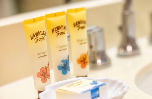 Waikiki Hotel | Elegant Suite w/Balcony | Free Breakfast | Onsite Pool | Near Waikiki Beach