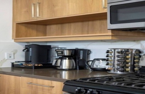 Downtown Bed & Breakfast | Emerald Garden' Upscale & Serene Retreat Walk to Beach Pool Gym