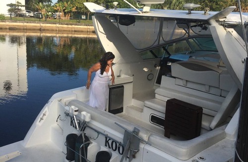 Sailboat Bend Boat Rental | Enjoy relaxing stay on beautiful air conditioned 40' yacht.