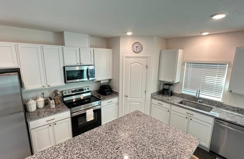 Northside House | Entire 3BR/2.5BA Townhouse Near JAX Zoo & Airport | Sleeps 6