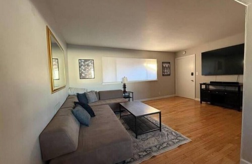 Brookwood Condo | Entire Condo-Walk to bars/restaurants-Peachtree Rd