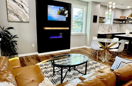 Covington Mill House | Epic Retreat at Mystic Falls-5 bd 3.5 BA-1 Mile from the Square & Clocktower
