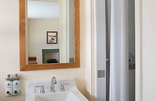 Volcano Hotel | Everything You Need For The Perfect Vacation! Cozy Unit w Bike Rental & Parking!