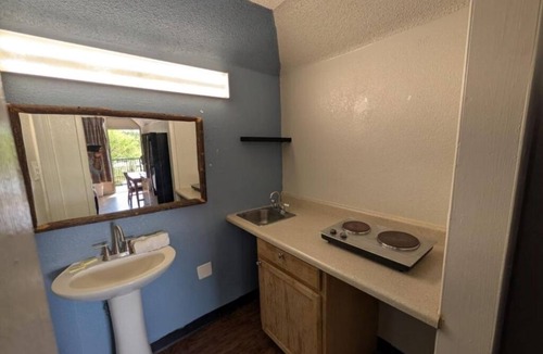 Cartersville Hotel | Explore Nature with 4 Rooms Steps From Manning Lake and Parks