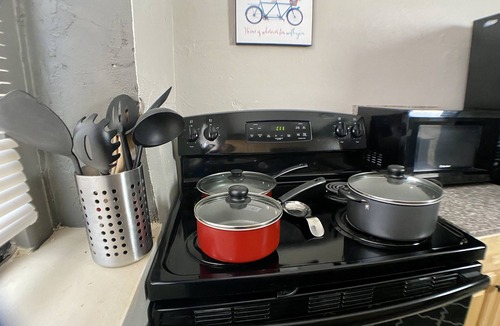 DeBaliviere Place Condo | Family-friendly suite with King+Queen beds-Steps to Metrolink Off-Street Parking
