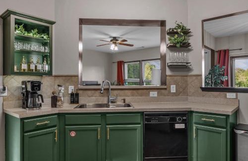 Gwinnett Place House | Family Fun Retreat w Toys & Games Sleeps 10