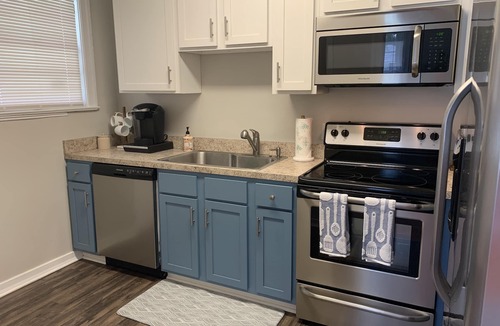 Avondale House | Fire-pit, Patio & Pergola, Near Shops, Restaurants, King Bed, Pet-Friendly Yard