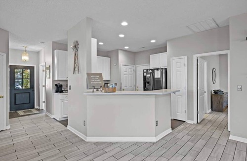 Murraysville House | Fire Pit Retreat · Games · Beach & Downtown