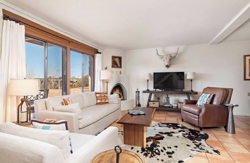 Northeast Santa Fe Hotel | Fort Marcy 73 | Walk to Plaza | Kiva Fireplace | Full Kitchen | Hot Tub | Pool | 2 Levels