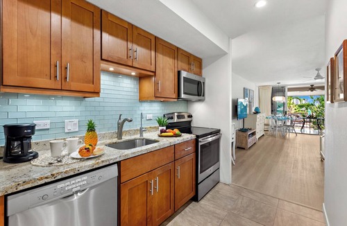 Kaanapali Condo | Fully Remodel 5 Star, Walk to Kaanapali Beach, Jacuzzi, Beach Cabana