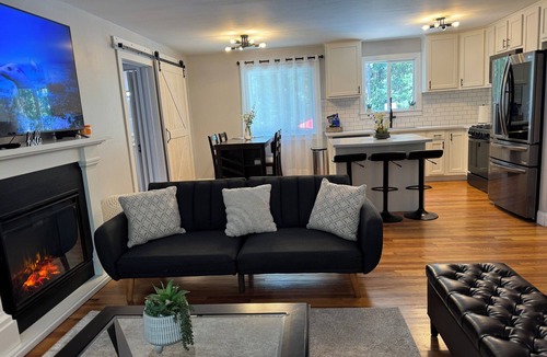 Geyser Crest House | Fully renovated- 2 LIVING ROOMS, HOT TUB, POOL, GAME ROOM, FIREPIT, PAGODA.