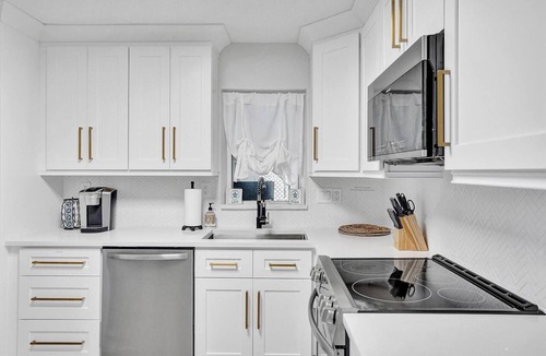 Deerfield Beach House | Fully renovated*2 Blocks to Beach*Walk to Shops*Yard*2 Bedroom