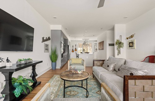 Hermitage House | "Funky Town #10" 3 bedroom -sleeps 9 -15 minutes from Nashville