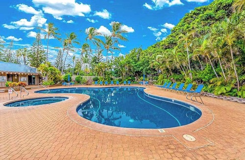 Maunaloa Apartment | Garden-View Molokai Condo with Lanai, Pool & Walk to Beach