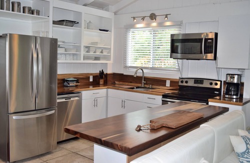 Wainiha House | Gated cottage, 3 blocks to beach, A/C Close to Tunnels. Lots of outdoor space