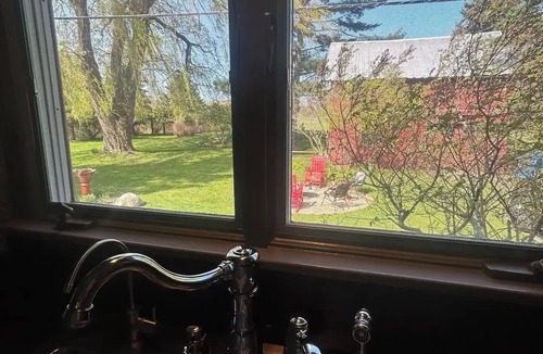 Glenn House | Gatsby style oasis near Saugatuck, shops, wineries, stunning backyard!