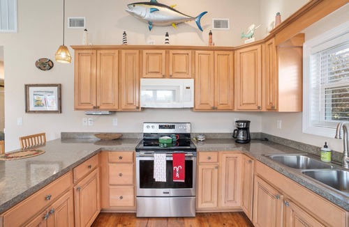 Sea Scape House | Gorgeous 3-bedroom house, 2 minute walk to the beach in charming Kitty Hawk
