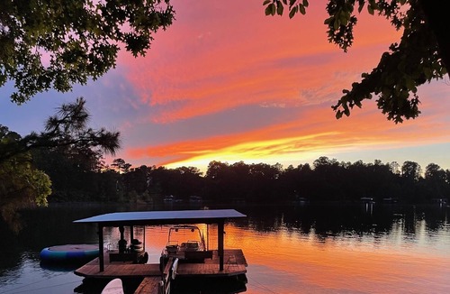 Buford Cottage | Gorgeous renovated Lakefront retreat! South end, two docks!