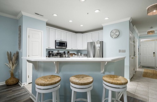 Sunset Island Condo | Gorgeous Sunset Island condo, 2 Pools, FREE Linens & Towels!
