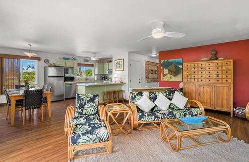 Hanalei House | Great Deal in Hanalei AC and walking distance to attractions with views