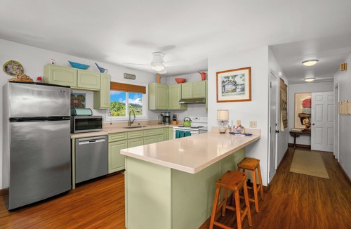 Hanalei House | Great Deal in Hanalei AC and walking distance to attractions with views