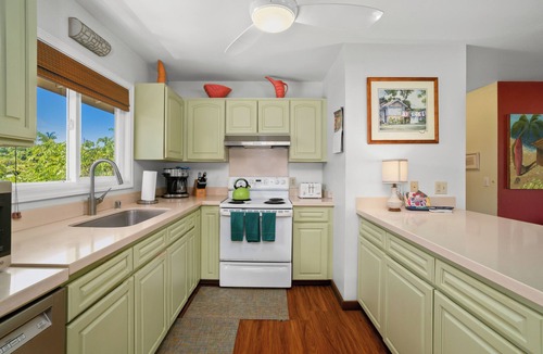Hanalei House | Great Deal in Hanalei AC and walking distance to attractions with views