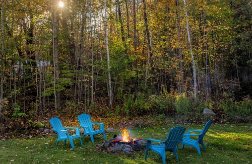Wilmington Cabin | 🌲Great Location! 55" TV/Screened Porch/Stone Firepit/BBQ Grill/Washer & Dryer